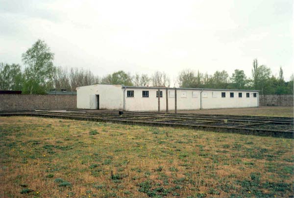 Platt: Sachsenhausen 2003. Teil des Zellenbaus, ehem.Gefängnis der Gestapo